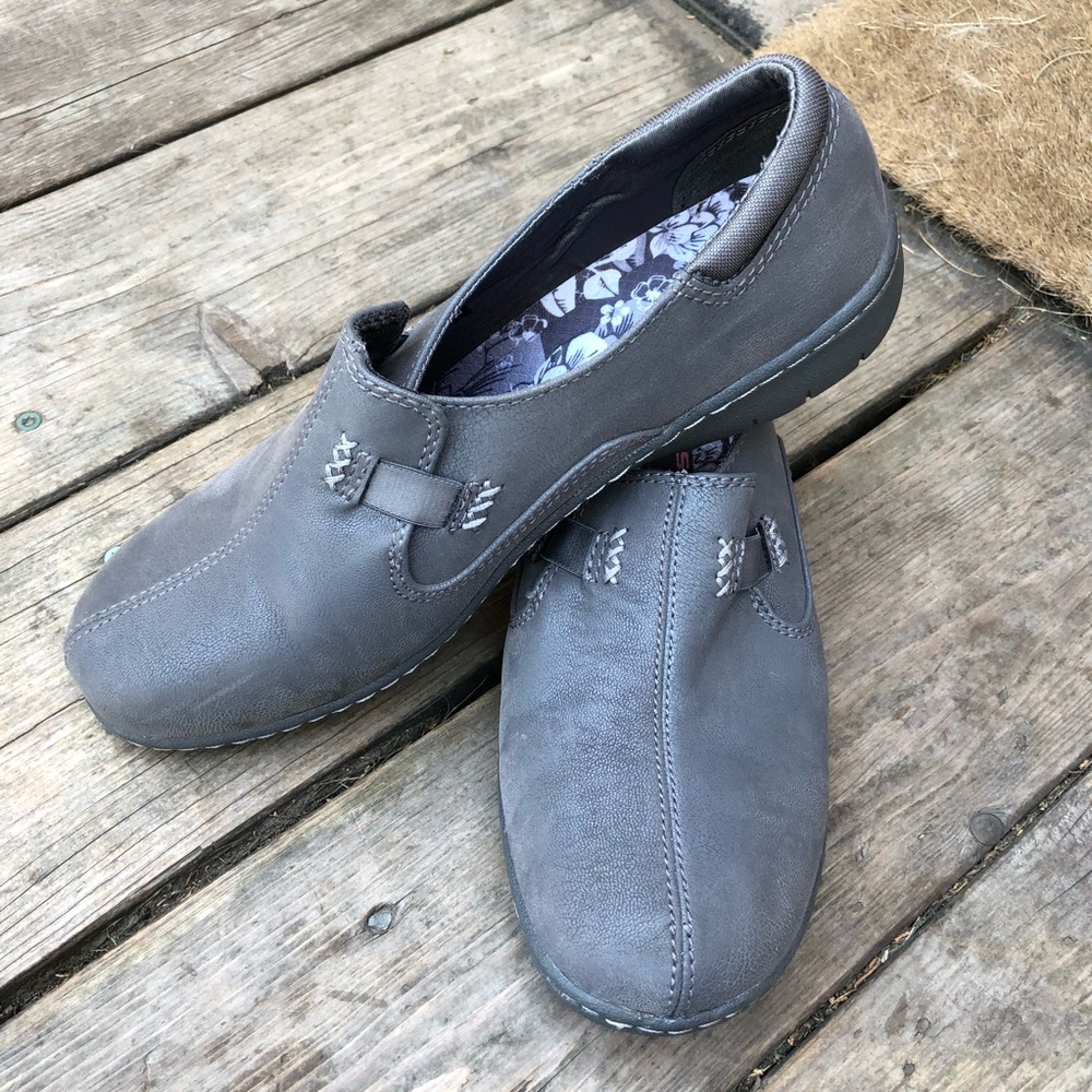 Sketchers relaxed fit memory foam grey flats